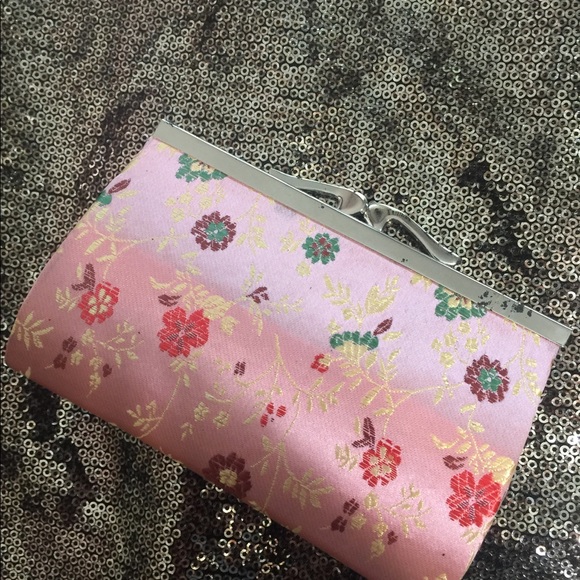 Pink satin clutch - Picture 2 of 3